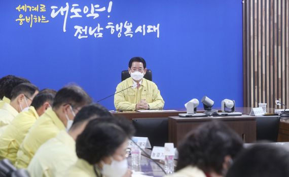 김영록 전남도지사가 18일 도 재난종합상황실에서 열린 가뭄대책 상황보고회에서 실국별 가뭄대책 추진 상황을 점검하고, 해수담수화 등 가뭄 대책 사업 조기 완료와 가정 및 기업의 물 절약 동참 호소를 당부하고 있다. 사진=전남도 제공