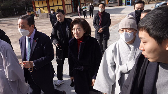 17일 나경원 전 의원이 의현스님과의 차담을 위해 이동하고 있다. [사진=나경원 전 의원측]