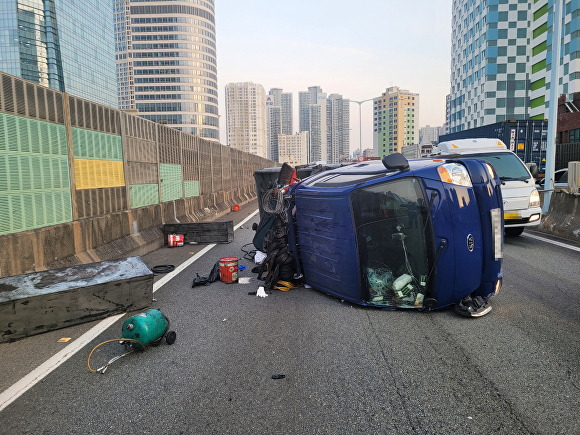 18일 오전 7시51분쯤 부산광역시 남구 문현동 동서고가도로 하행선 부근에서 1t 트럭이 중앙분리대를 들이받고 넘어져 있다. [사진=부산지방경찰청]