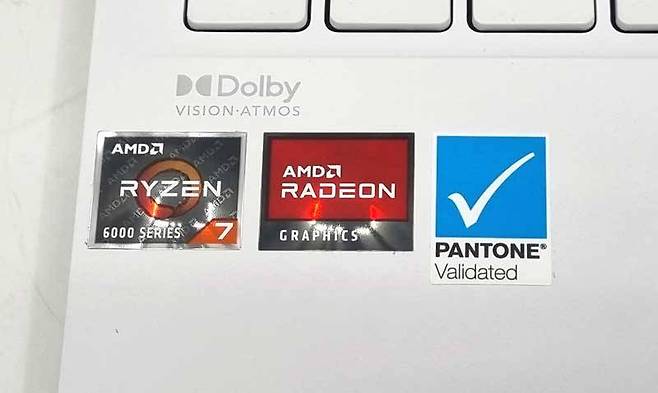 AMD의 저전력 노트북용 프로세서 중 상위급인 라이젠7 6800U을 탑재했다