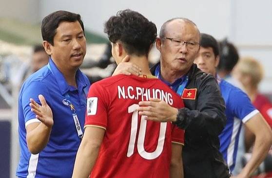 2019년 아시안컵 본선에서 교체 돼 벤치로 들어오는 응우옌 꽁푸엉과 포옹하는 박항서 감독. [연합뉴스]