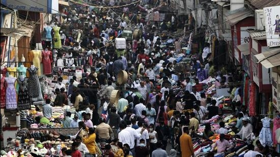 인도 뭄바이에서 2022년 1월 시민들이 거리를 걸어가고 있다. AP연합뉴스
