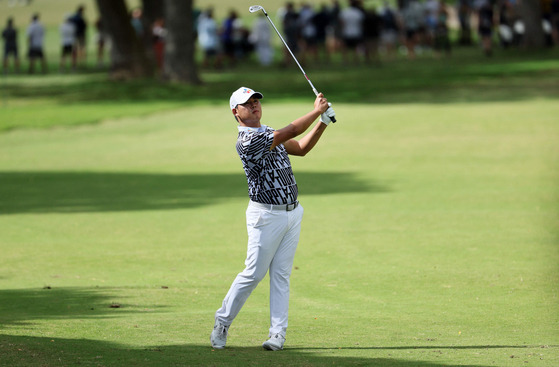 Kim Si-woo plays a second shot on the 15th hole during the final round of the Sony Open in Hawaii at Waialae Country Club on Sunday in Honolulu, Hawaii.  [AFP/YONHAP]