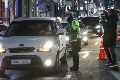 지난 4일 밤 서울 강남구 압구정로데오역 인근에서 경찰이 음주운전을 단속하는 모습. [사진 출처 = 연합뉴스]