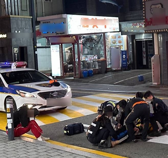 지난해 10월 서울시 서초구 먹자골목에서 주취자 보호조치를 진행 중인 경찰과 구급대원. /사진=김창현 기자