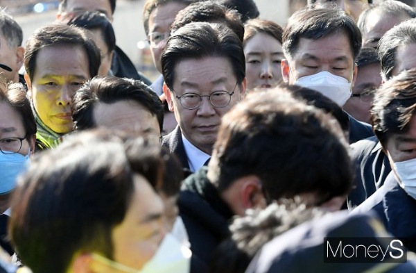 이재명 더불어민주당 대표가 검찰로부터 소환 통보를 받은 가운데 이 대표의 사법리스크를 당과 분리대응해야 한다는 의견을 두고 갈등이 격화되고 있다. 사진은 지난 10일 경기 성남시 수원지방검찰청 성남지청에서 '성남FC 제3자 후원금 의혹' 관련한 조사를 받기 위해 출석하는 이 대표. /사진=장동규 기자