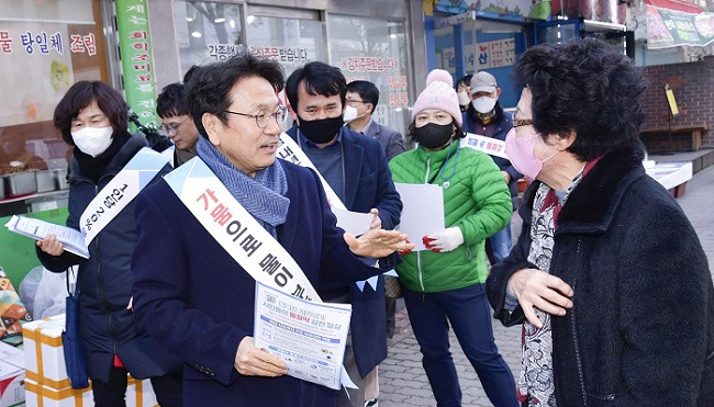 강기정 광주광역시장이 17일 오후 서구 금호2동 상가 일원을 방문해 시민들에게 가뭄 극복을 위한 홍보물을 나눠 주며 물절약 실천을 독려하고 있다./사진=광주시