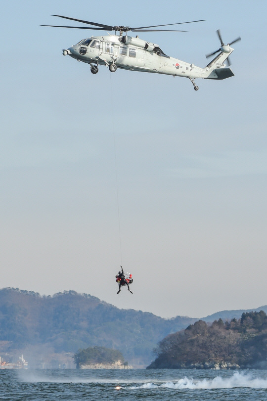 해군  63해상항공전대가 16일 해상기동헬기(UH-60)를 이용해 경남 진해 군항에서 항공구조훈련를 펼치고 있다. 해군 제공