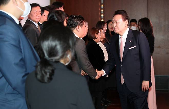 스위스를 방문 중인 윤석열 대통령과 김건희 여사가 17일(현지시간) 취리히 시내 한 호텔에서 열린 스위스 동포 초청 만찬 간담회에서 참석자들과 인사하고 있다. [연합]