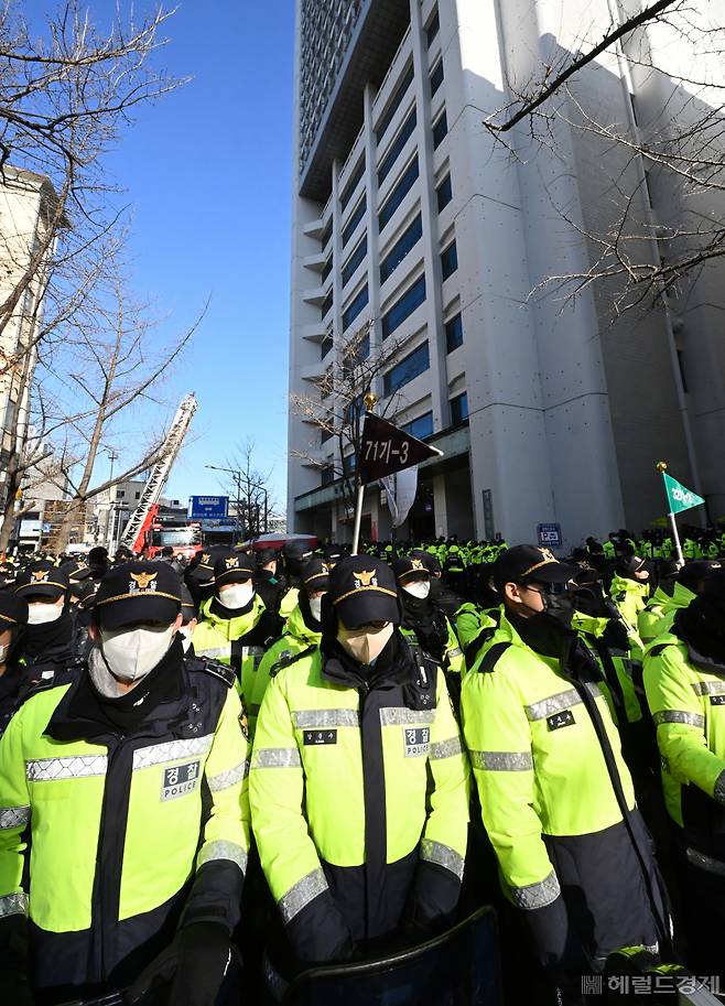 국가정보원과 경찰청이 18일오전 9시경부터 국가보안법 위반 혐의로 서울 중구 민주노총 사무실을 압수수색하고 있는 가운데 민주노총이 입주한 경향신문사 앞에 경찰 병력들이 출입을 막기 위해 배치되어 있다. 국정원은 최근 북한 지하조직이 제주, 창원, 경남 진주·전북 전주 등 전국 각지에 결성된 구체적인 정황을 포착하고 수사를 확대하고 있다. 이날 압수수색에 대해 민노총 직원들은 부당한 수사라며 영장 집행에 대해 이의를 제기한 것으로 알려졌으며 수사관들은 50여분 간의 대치 끝에 오전 9시 50분쯤 사무실에 진입했다. [사진=임세준 기자/jun@heraldcorp.com]