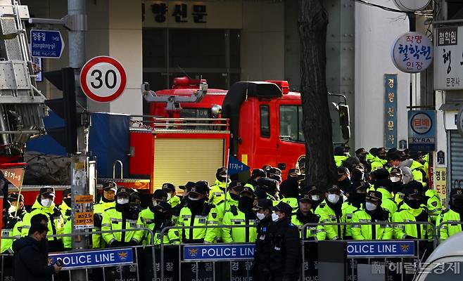 국가정보원과 경찰청이 18일오전 9시경부터 국가보안법 위반 혐의로 서울 중구 민주노총 사무실을 압수수색하고 있는 가운데 민주노총이 입주한 경향신문사 앞에 경찰 병력들이 출입을 막기 위해 배치되어 있다. 국정원은 최근 북한 지하조직이 제주, 창원, 경남 진주·전북 전주 등 전국 각지에 결성된 구체적인 정황을 포착하고 수사를 확대하고 있다. 이날 압수수색에 대해 민노총 직원들은 부당한 수사라며 영장 집행에 대해 이의를 제기한 것으로 알려졌으며 수사관들은 50여분 간의 대치 끝에 오전 9시 50분쯤 사무실에 진입했다. [사진=임세준 기자/jun@heraldcorp.com]