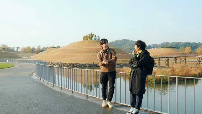 순천만국가정원에서 도경완(사진 왼쪽) 전 아나운서와 배우 최수종이 얘기꽃을 피우고 있다.