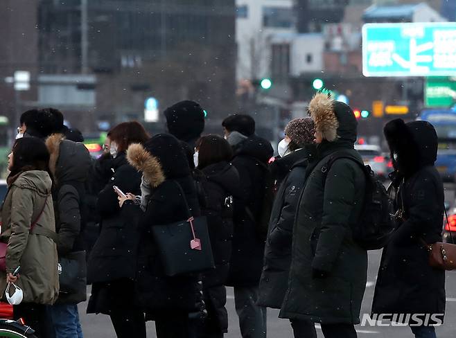 [서울=뉴시스] 조수정 기자 = 서울·경기·강원 지역 등에 한파특보가 내려진 16일 오전 서울 세종로사거리에서 시민들이 눈을 맞으며 출근하고 있다. 2023.01.16. chocrystal@newsis.com