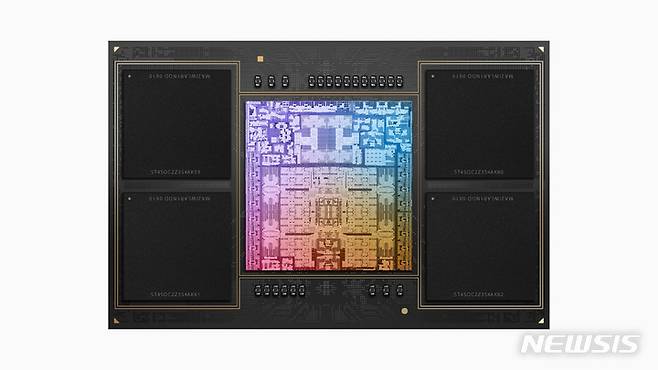 [서울=뉴시스]애플이 차세대 SoC(시스템 온 칩) M2 프로, M2 맥스 칩을 17일 공개했다. 사진은 최고 성능의 칩인 M2 맥스 칩의 모습. (사진=애플 제공)