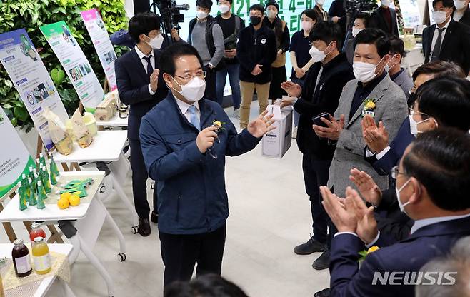 [나주=뉴시스] 김영록 전남도지사가 나주시  산포면 전남농업기술원에서 열린 '청년창농타운' 개관식에 참석해 시설을 둘러보고 있다. (사진=전남도 제공) photo@newsis.com