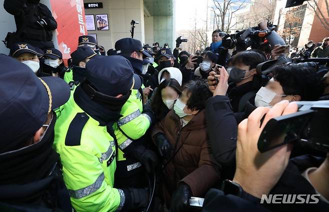 [서울=뉴시스] 조성우 기자 = 국가정보원이 이른바 간첩단 의혹과 관련해 18일 서울 중구 민주노총 본부에 대한 압수수색을 시도중인 가운데 민주노총 직원들이 사무실로 들어서려 하자 경찰이 통제하고 있다. 2023.01.18. xconfind@newsis.com