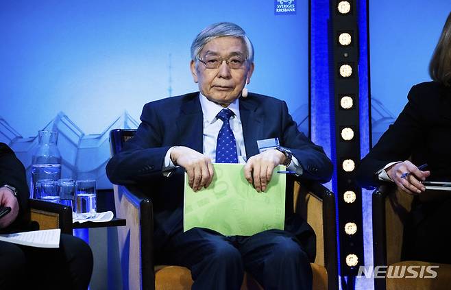 [스톡홀름=AP/뉴시스]지난10일(현지시간) 스웨덴 스톡홀름에서 열린  스웨덴 중앙은행 주최 심포지엄에 구로다 하루히코 일본은행 총재가 참석했다. 2023.01.18.