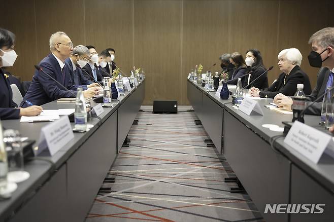 [취리히(스위스)=AP/뉴시스]재닛 옐런 미 재무장관(오른쪽 2번째)과 류허(劉鶴) 중국 경제부총리(왼쪽 2번째)가 이끄는 미국과 중국 대표단이 18일 스위스 취리히에서 회담을 열고 있다. 2023.1.18