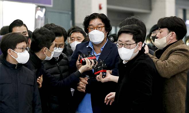 8개월간 도피 끝에 태국에서 붙잡힌 김성태 전 쌍방울그룹 회장이 17일 인천국제공항을 통해 입국하고 있다. 연합뉴스