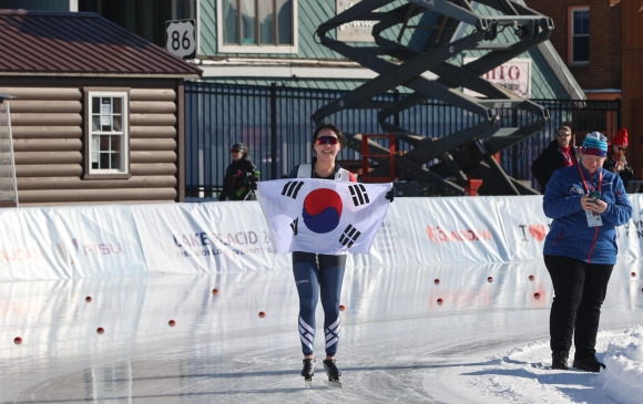 18일(한국시간) 레이크플래시드 동계 세계대학경기대회 스피드스케이팅 여자 1500m에서 금메달을 따낸 박지우. 대한체육회 제공