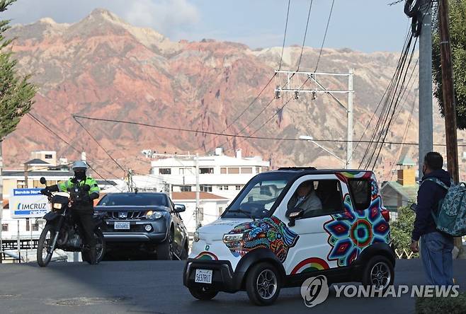 지난해 볼리비아에서 전기차 시승한 멕시코 외교부 장관 [EPA 연합뉴스 자료사진. 재판매 및 DB 금지]