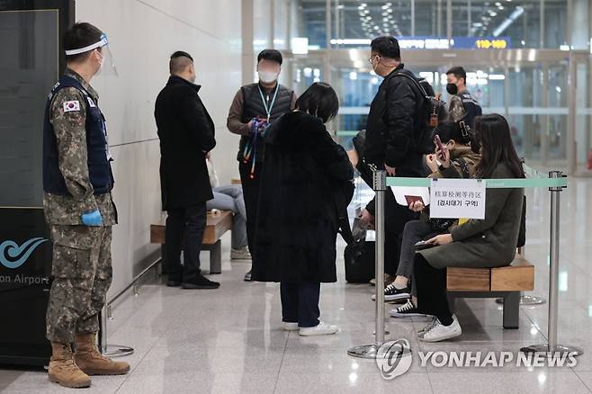 (영종도=연합뉴스) 서대연 기자 = 지난 9일 인천국제공항 제2여객터미널 코로나19 검사센터에서 검사를 기다리는 중국발 입국자들. 2023.1.9 dwise@yna.co.kr