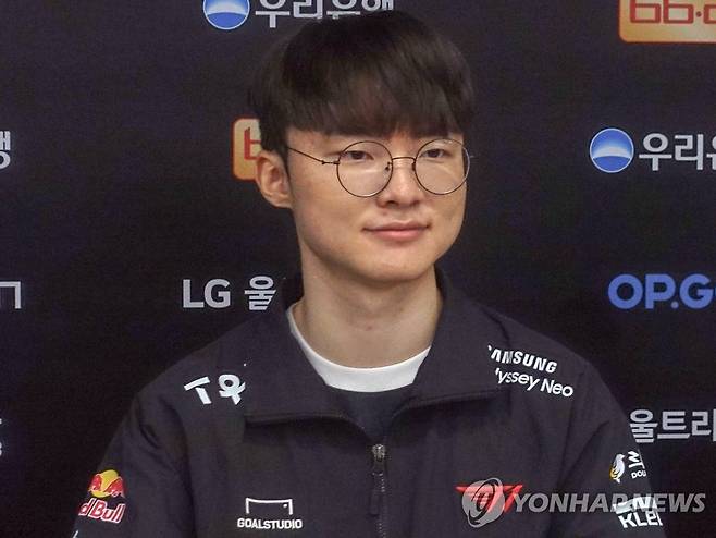 '페이커' 이상혁     (서울=연합뉴스) 김주환 기자 = T1 '페이커' 이상혁이 10일 서울 종로구 'LoL 파크'에서 열린 시즌 개막 특별전 후 기자회견에서 인사하고 있다. 2023.1.10 jujuk@yna.co.kr