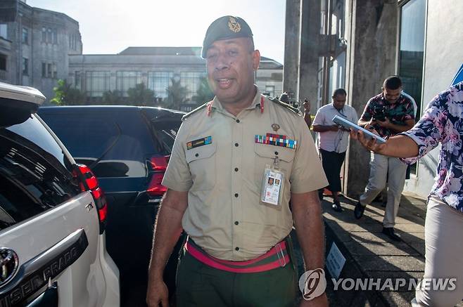 피지군 사령관인 존 칼루니와이 장군 (수바 AFP=연합뉴스) 17일(현지시간) 존 칼루니와이 피지군 사령관이 피지 수바의 총리 사무실 밖에서 기자들과 만나 이야기 하고 있다.