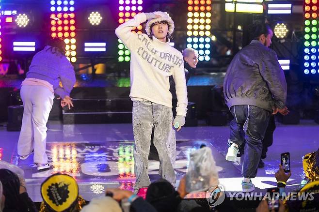 작년 12월 31일 미국 뉴욕 타임스퀘어에서 공연 중인 BTS 제이홉. 연합뉴스 자료사진. 재판매 및 DB금지.