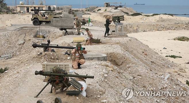 이란 혁명수비대 해상 훈련 (테헤란=연합뉴스) 17일(현지시간) 걸프 해역(페르시아만) 일대에서 이란 혁명수비대 해군이 '워게임' 형식의 훈련을 진행하고 있다. 2023.1.18 photo@yna.co.kr [이란 혁명수비대 제공. 재판매 및 DB 금지]