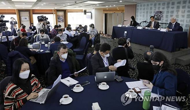 이창용 한국은행 총재, 외신기자클럽 기자간담회 (서울=연합뉴스) 이창용 한국은행 총재가 18일 오후 서울 중구 태평로 언론회관에서 열린 외신기자클럽 기자간담회에서 발언하고 있다. 2023.1.18 [사진공동취재단] photo@yna.co.kr