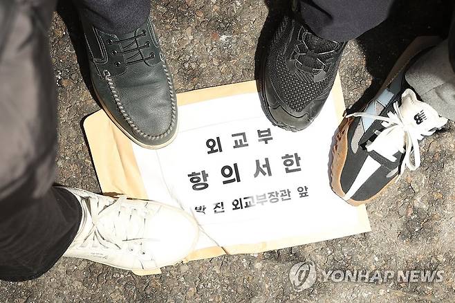 떨어진 한일역사정의평화행동의 항의서한 (서울=연합뉴스) 신현우 기자 = 정의기억연대, 전국민중행동, 진보대학생넷 등 시민사회단체로 이뤄진 한일역사정의평화행동 관계자들이 18일 오후 서울 종로구 외교부 앞에서 정부가 제시한 일제 강제동원 해법을 규탄한 뒤 항의서한 전달을 시도하던 중 항의서한이 바닥에 떨어져 있다. 2023.1.18 nowwego@yna.co.kr