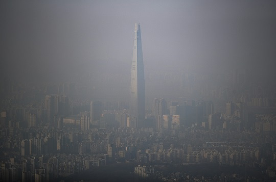 지난 11일 오후 경기 광주시 남한산성에서 바라본 서울 도심이 미세먼지로 뿌옇게 보이고 있다. 사진=뉴시스