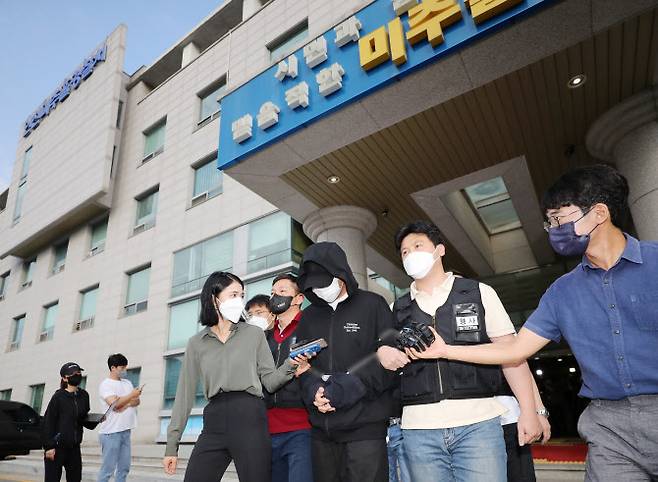 인하대에서 또래 여학생을 성폭행한 뒤 건물에서 추락해 숨지게 한 혐의가 있는 김모씨(20)가 2022년 7월22일 인천미추홀경찰서에서 나와 검찰로 송치되고 있다. (사진 = 연합뉴스 제공)
