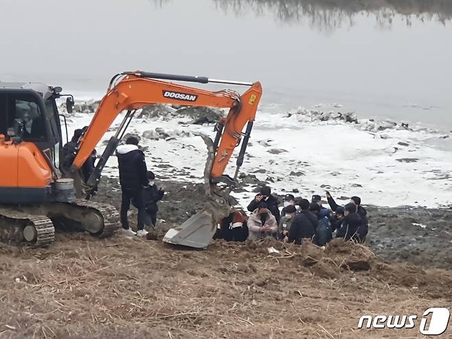 검찰이 1월6일 경기 파주시 공릉천변 일대에서 택시기사와 동거여성을 살해한 혐의로 구속된 이기영(31)을 대동해 시신을 유기했다고 지목한 장소에 대한 현장검증을 진행하고 있다. 2023.1.6/뉴스1 ⓒ News1 양희문 기자,이상휼 기자