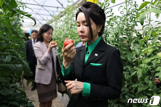 윤석열 대통령 부인 김건희 여사가 17일(현지시간) 아랍에미리트(UAE) 두바이 현지의 스마트팜 진출기업인 아그로테크(AgroTech)를 찾아 토마토를 시식하고 있다. (대통령실 제공) 2023.1.19/뉴스1 ⓒ News1 안은나 기자