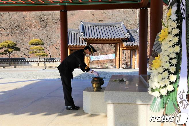 엄성규 제77대 전북 전주완산경찰서장이 19일 취임식 대신 낙수정 군경묘지 충혼탑을 참배했다.(전주완산경찰서 제공)2023.1.19/뉴스1