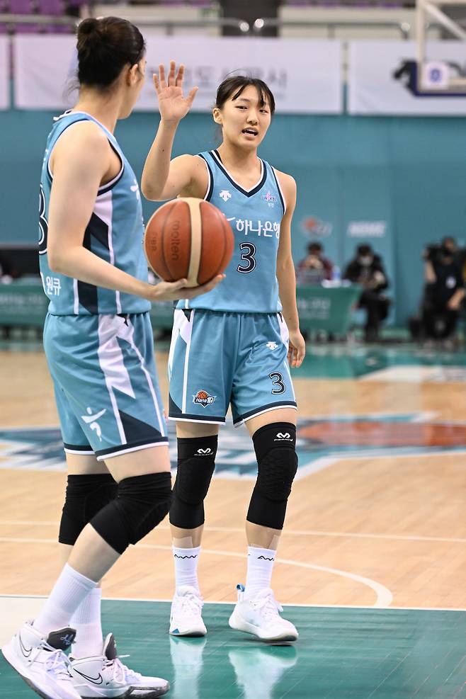 부천 하나원큐가 19일 용인 삼성생명을 꺾고 8연패 사슬을 끊었다.(WKBL 제공)