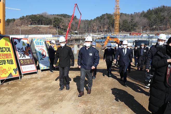 원희룡 국토교통부 장관이 2023년 1월 12일 경상남도 창원시 명곡지구 행복주택 건설현장을 둘러보고 있다. 창원 명곡지구 행복주택 건설현장’은 최근 건설노조와의 갈등으로 레미콘 공급이 안돼 24일간 공사가 중단되었다가 지난 9일 재개됐다./국토교통부 제공