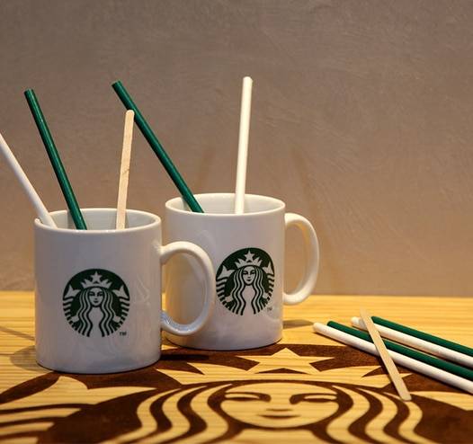 스타벅스의 종이빨대./스타벅스 페이스북 캡처