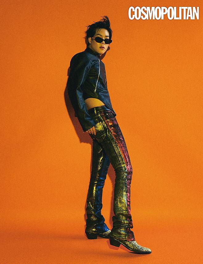 재킷 29만원 시누소이달. 팬츠, 벨트, 슈즈 모두 가격미정 르메테크. 선글라스 가격미정 몽클레르x젠틀몬스터. 반지 (왼쪽부터)3만원대 센티멍. 23만원대 트렌카디즘. 귀고리 본인 소장품.