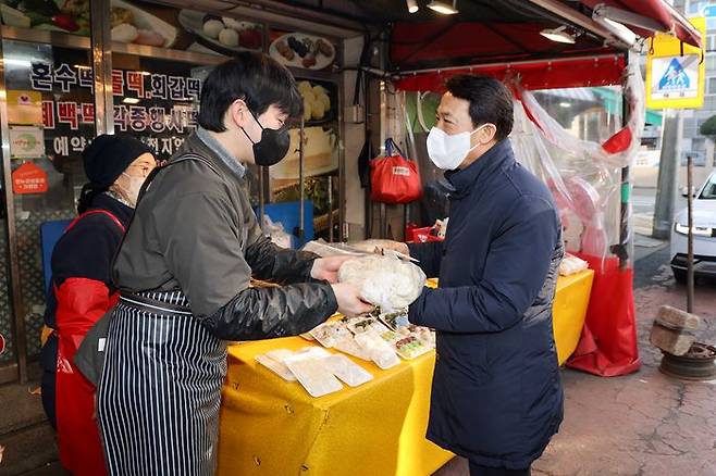 김충배 신용보증기금 전무이사가 대구 반야월 목련시장을 방문해 설맞이 어르신을 위한 ‘사랑의 명절음식’ 물품을 구매하고 있다.ⓒ신용보증기금