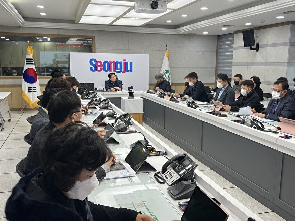 이병환 경북 성주군수가 19일 설명절종합대책회의를 주재하고 있다. [사진=성주군]