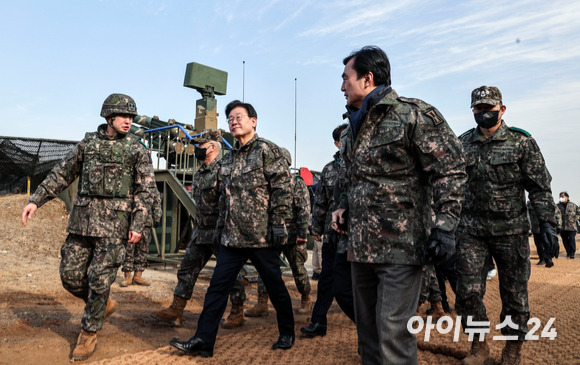 이재명 더불어민주당 대표가 19일 오후 경기도 파주 소재 방공부대를 방문해 단거리 지대공 유도미사일 천마를 살펴보고 있다. [사진=국회사진취재단]