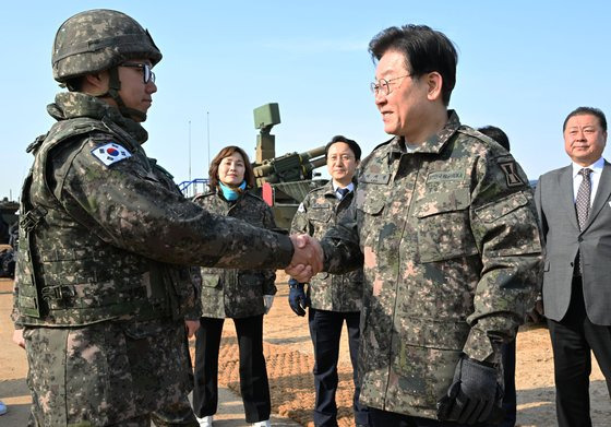 더불어민주당 이재명 대표가 19일 오후 경기도 파주 소재 방공부대를 방문해 단거리 지대공 유도미사일 천마 등을 살펴본 뒤 장병을 격려하고 있다. 사진 국회사진기자단