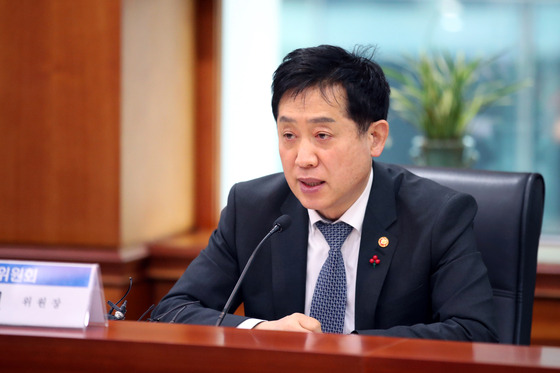 Financial Services Commission (FSC) Chairman Kim Joo-hyun speaks at a meeting held to discuss financial innovation in Yeouido, western Seoul, on Thursday. [NEWS1]