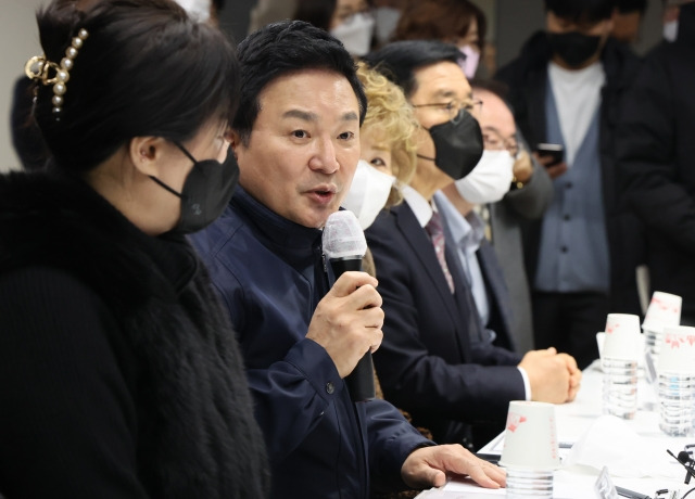 원희룡 국토교통부 장관이 지난 13일 서울 구로구 고척 아이파크에서 공공지원 민간임대 하자보수 전수조사 현장을 점검하고 주민들과 간담회를 하고있다. 연합뉴스