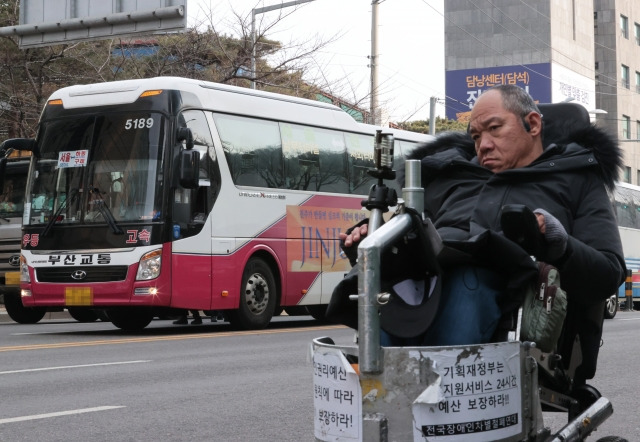 전국장애인차별철폐연대(전장연) 회원들이 19일 오후 서울 서초구 남부터미널 인근에서 시외버스 이동권 보장을 주장하며 행진하고 있다. 연합뉴스