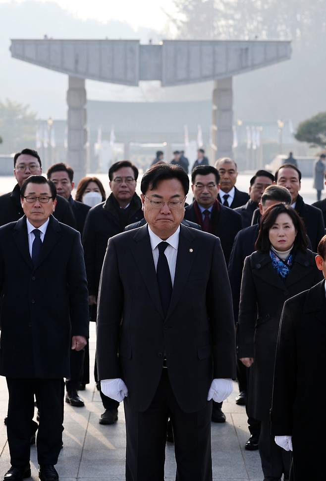 정진석 국민의힘 비상대책위원장과 비대위원들이 19일 오전 광주 북구 국립 5·18 민주묘지를 참배하고 있다. [사진 = 연합뉴스]