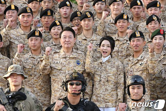 (서울=뉴스1) 안은나 기자 = 윤석열 대통령과 김건희 여사가 15일 오후(현지시간) 아랍에미리트(UAE) 아크부대를 찾아 장병들과 기념 촬영하고 있다. (대통령실 제공) 2023.1.17/뉴스1 Copyright (C) 뉴스1. All rights reserved. 무단 전재 및 재배포 금지.